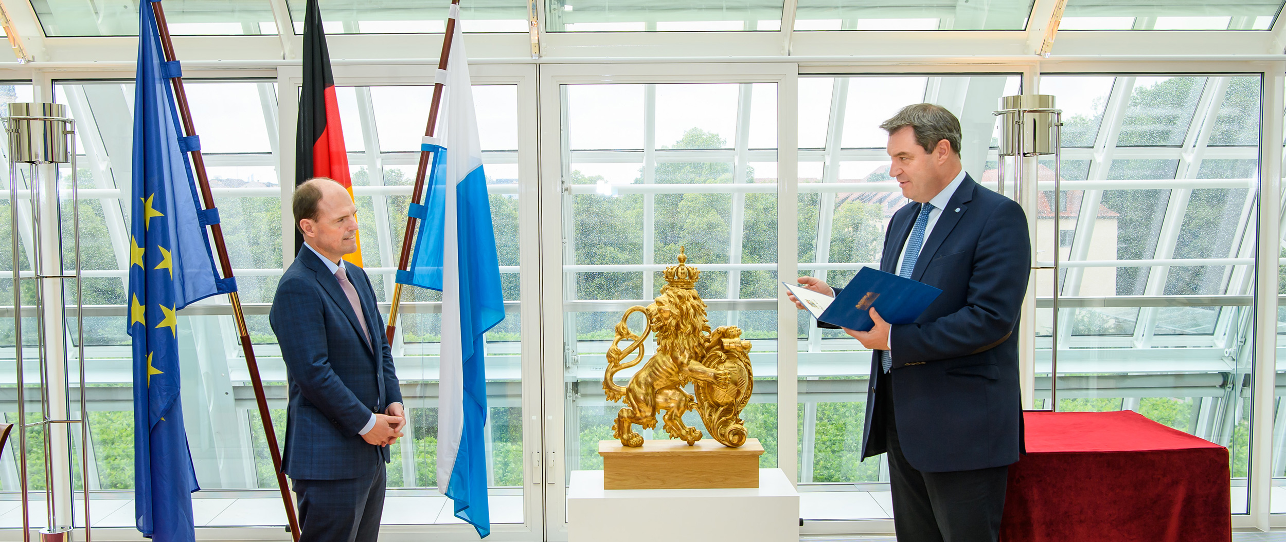 Das Bild zeigt die Ernennung des Bürgerbeauftragten durch Ministerpräsident Dr. Markus Söder Das Bild zeigt die Ernennung des Bürgerbeauftragten durch Ministerpräsident Dr. Markus Söder